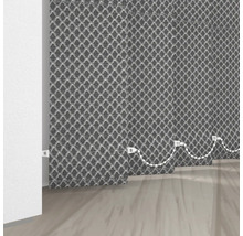 Textilné lamelové závesy v miestnosti.