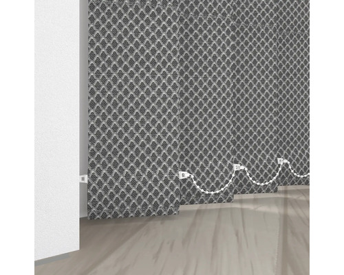 Textilné lamelové závesy v miestnosti.