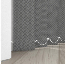 Vertikálna žalúzia s textilným vzorom v miestnosti