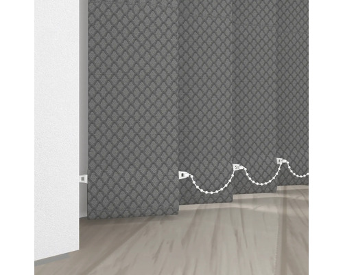 Vertikálna žalúzia s textilným vzorom v miestnosti