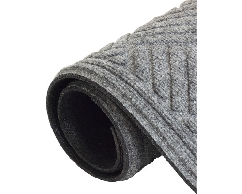 Sivá rohožka s ryhovaným vzorom, zrolovaná.