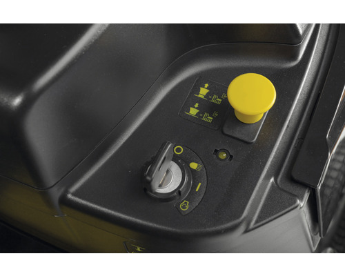 Detailný záber spínacej skrinky a vyhadzovacej páky záhradného traktora.