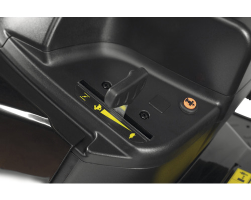 Detail ovládacieho prvku záhradného traktora s pákou a symbolmi na ovládanie funkcií zariadenia.