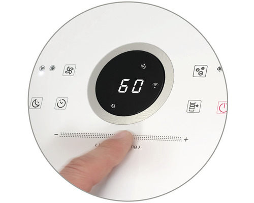 Detailný záber displeja odvlhčovača vzduchu s ovládaním prstom