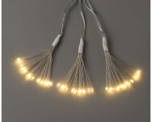 Tri zhluky svetelných reťazí s niekoľkými teplými bielymi LED svetlami