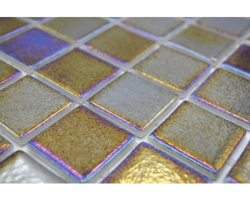 Detailný záber štvorcových mozaikových dlaždíc