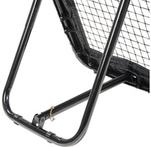 Detailný záber loptovej steny so sieťou a kovovým rámom