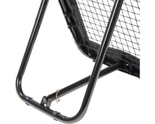 Detailný záber loptovej steny so sieťou a kovovým rámom