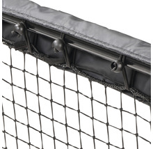 Detailný záber záchytnej siete na lopty s upevňovacími prvkami.