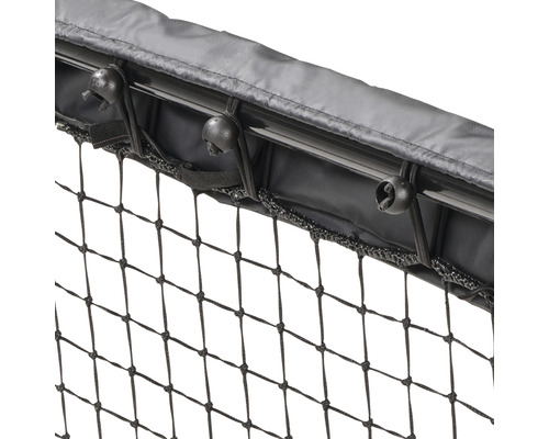 Detailný záber záchytnej siete na lopty s upevňovacími prvkami.