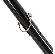 Detailný záber čiernej teleskopickej tyče s poistným kolíkom na nastavenie výšky.