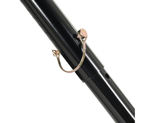 Detailný záber čiernej teleskopickej tyče s poistným kolíkom na nastavenie výšky.