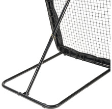 Detailný záber loptovej steny s oceľovým rámom a sieťou