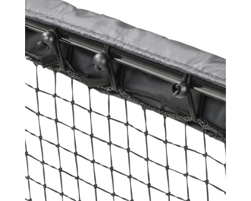 Detailný pohľad na trampolínovú sieť s upevnením