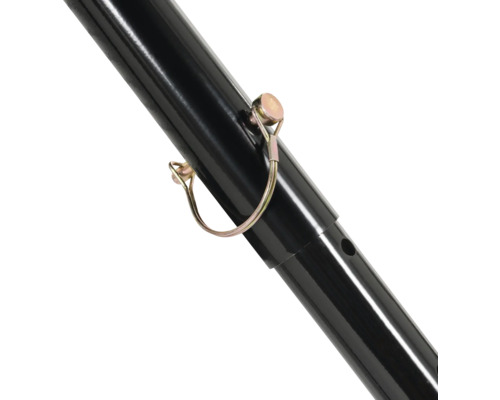 Detail čierneho kovového potrubia s poistným kolíkom