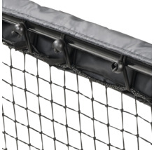 Detailný pohľad na sieť s upevňovacími prvkami na tyči