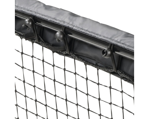 Detailný pohľad na sieť s upevňovacími prvkami na tyči