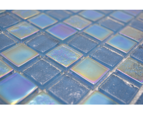 Detailný záber svetlomodrých mozaikových dlaždíc