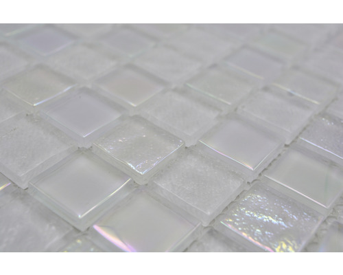 Detailný záber bielej sklenenej mozaikovej dlaždice.