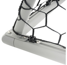 Detail futbalovej bránky so sieťou a upevnením