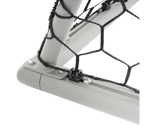 Detail futbalovej bránky so sieťou a upevnením