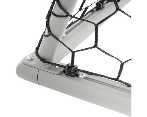 Detail futbalovej bránky so sieťou a kovovým rámom