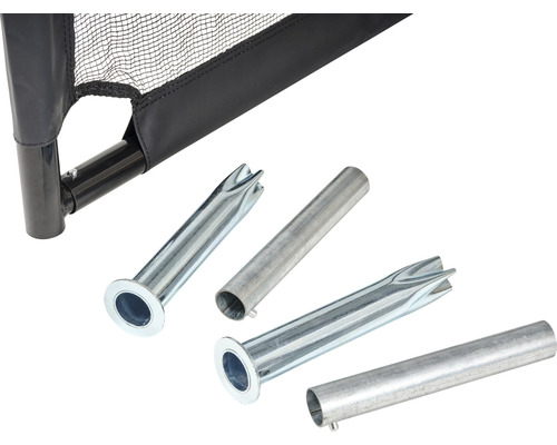 Detailný pohľad na trampolínu so zemnými kotvami a tyčami