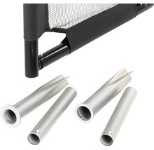 Detailný pohľad na čiernu bezpečnostnú bránu so striebornými zemnými puzdrami