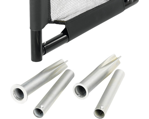 Detailný pohľad na čiernu bezpečnostnú bránu so striebornými zemnými puzdrami