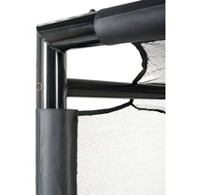 Detail futbalovej bránky so sieťou