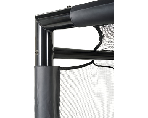 Detail futbalovej bránky so sieťou