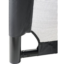 Detailný pohľad na záchytnú sieť s čiernou sieťou a kovovým rámom