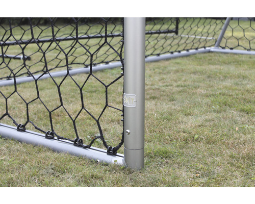 Detailný pohľad na futbalovú bránku so sieťou a logom EXIT.