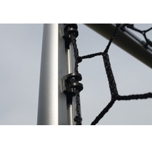 Detailný pohľad na upevňovací klip futbalovej siete na tyči bránky