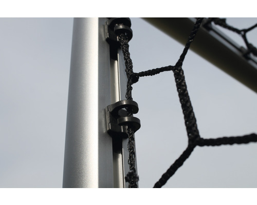 Detailný pohľad na upevňovací klip futbalovej siete na tyči bránky