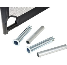 Detailný pohľad na bezpečnostný plot s pozemnými kotvami