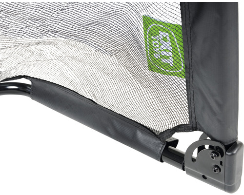 Detailný pohľad na detskú postieľku so sieťou a logom značky