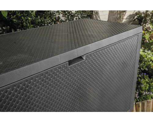 Detailný pohľad na čierny záhradný box s tkanou štruktúrou.