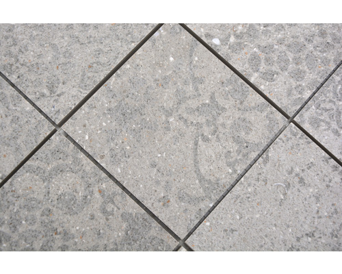 Dlaždice so škvrnitým povrchom a škárami