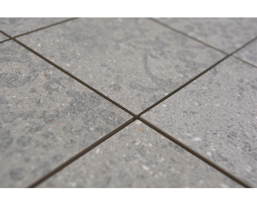 Detailný záber podlahových dlaždíc so škvrnitým povrchom