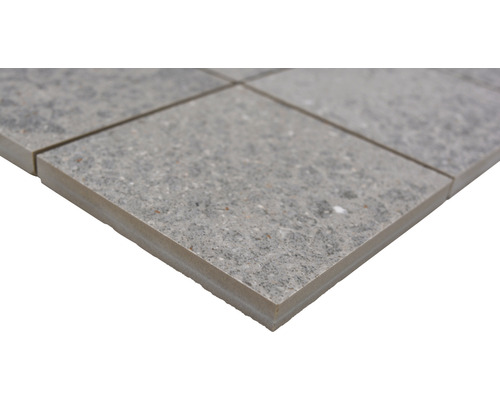 Sivá podlahová dlaždica v detaile