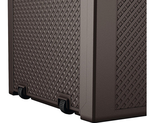 Detail hnedého úložného boxu s kolieskami a ratanovým vzorom