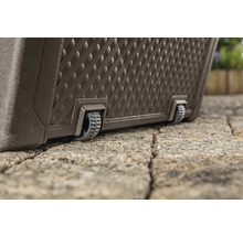 Detailný pohľad na kvetináč s kolieskami pre jednoduchú prepravu