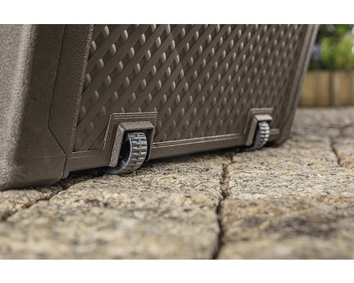 Detailný pohľad na kvetináč s kolieskami pre jednoduchú prepravu