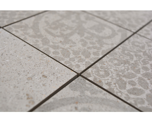 Detailný záber podlahových dlaždíc so vzorom