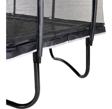 Detail záhradnej trampolíny s bezpečnostnou sieťou a polstrovaním rámu