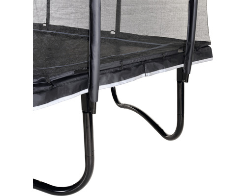 Detail záhradnej trampolíny s bezpečnostnou sieťou a polstrovaním rámu