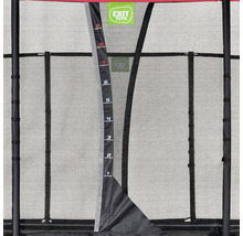 Detailný pohľad na trampolínu s ochrannou sieťou a rebríkom