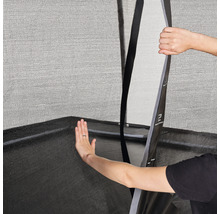 Detailný záber bezpečnostnej siete trampolíny s otvoreným vchodom