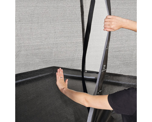 Detailný záber bezpečnostnej siete trampolíny s otvoreným vchodom